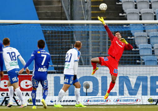Räddning av Norrköpings målvakt Michael Langer