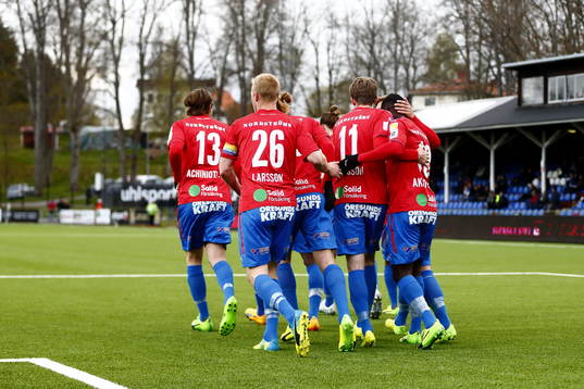 Helsingborg jublar och kramar om målskytt Oke Akpoveta