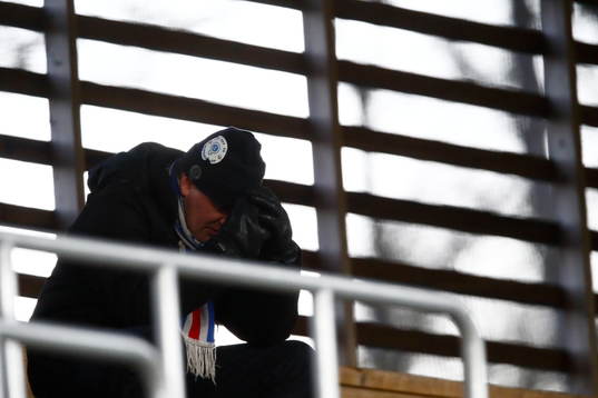 Åtvidabergssupporter sitter ensam kvar på läktaren