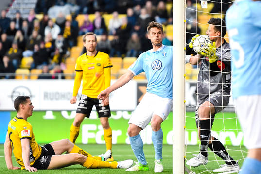 Malmö FFs Markus Rosenberg och Elfsborgs målvakt Kevin