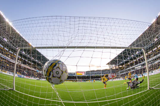Malmö FFs Pawel Cibicki gör 0-1 bakom Elfsborgs målvakt