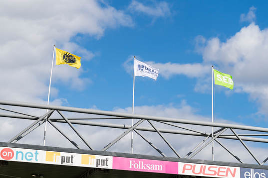 Flaggor vajar på Borås arena