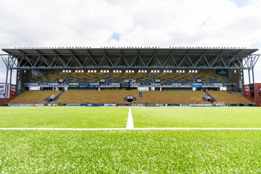 Konstgräs och läktare på Borås arena
