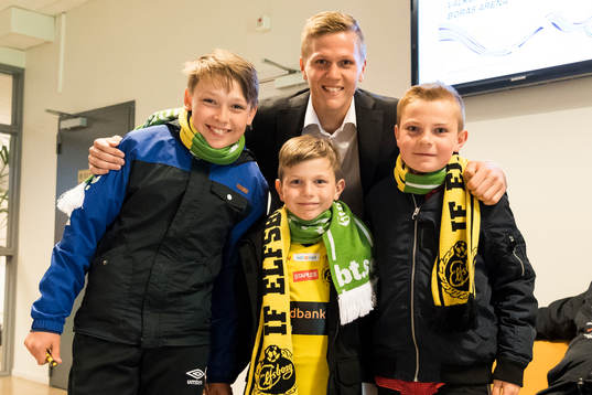 Elfsborgs Joakim Nilsson poserar med unga supportrar
