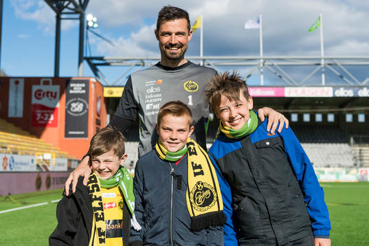 Elfsborgs målvakt Kevin Stuhr Ellegaard poserar med unga