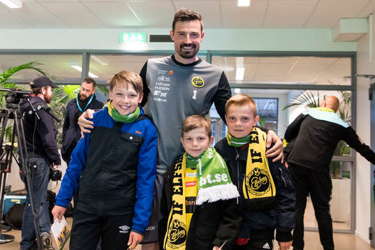 Elfsborgs målvakt Kevin Stuhr Ellegaard poserar med unga