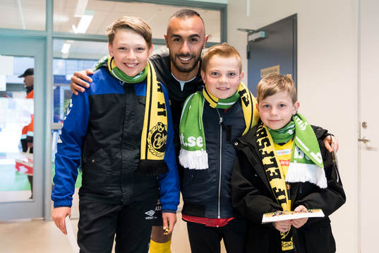 Elfsborgs Issam Jebali poserar med unga supportrar