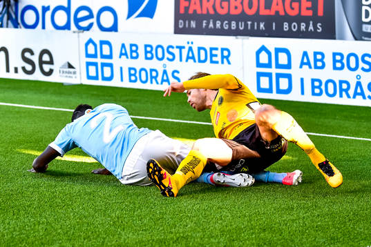 Malmö FFs Pa Konate kollitrar med Elfsborgs Anders Randrup