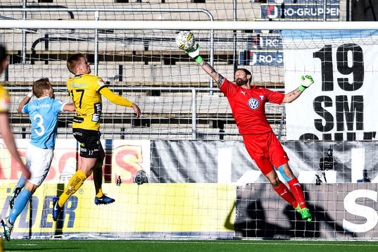 Malmö FFs målvakt Johan Wiland räddar skott framför