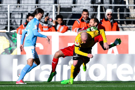 Elfsborgs Simon Lundevall kolliderar med målvakt Johan
