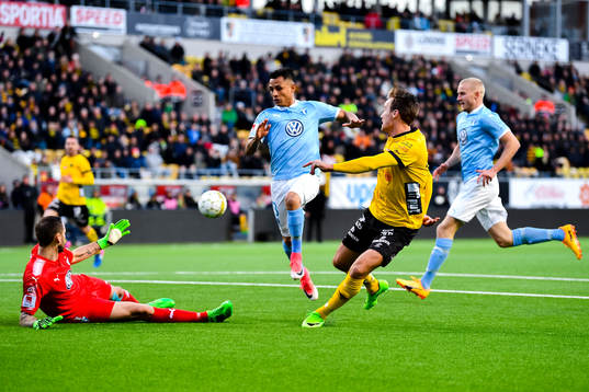 Malmö FFs målvakt Johan Wiland räddar skott fram