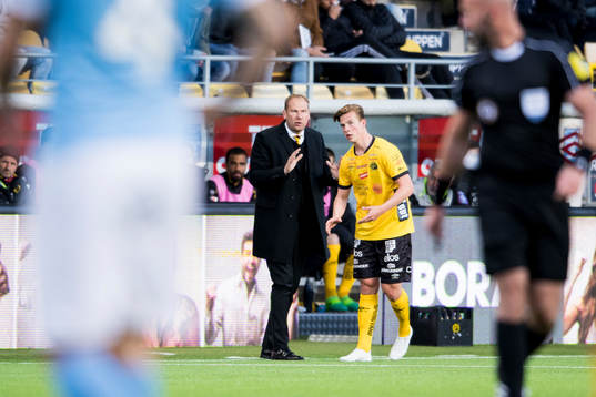 Elfsborgs manager Magnus Haglund pratar med Simon Olsson
