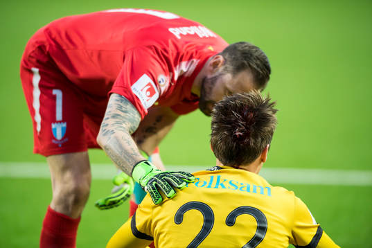 Malmö FFs målvakt Johan Wiland kollar hur Elfsborgs