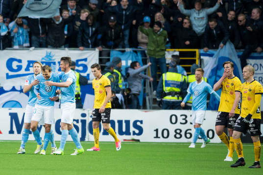 Malmö FFs Magnus Wolff Eikrem klappas om av Anton