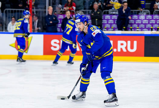 Sveriges Elias Lindholm värmer upp före ishockeymatchen