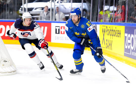 s Charlie McAvoy och Sveriges Linus Omark