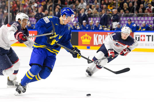 s Danny Dekeyser och Sveriges Joel Eriksson Ek