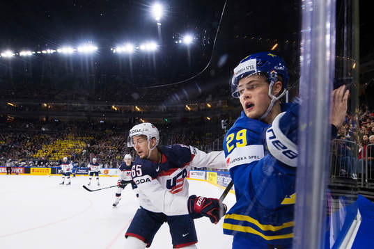 s Danny Dekeyser och Sveriges William Nylander