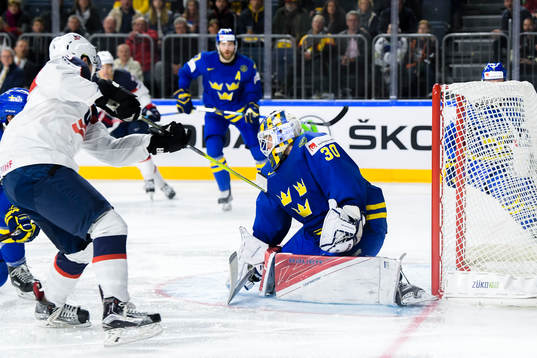 s Johnny Gaudreau gör 3-3 bakom Sveriges målvakt Viktor