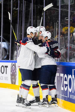 s Noah Hanifin , Anders Lee, Jack Eichel och Johnny
