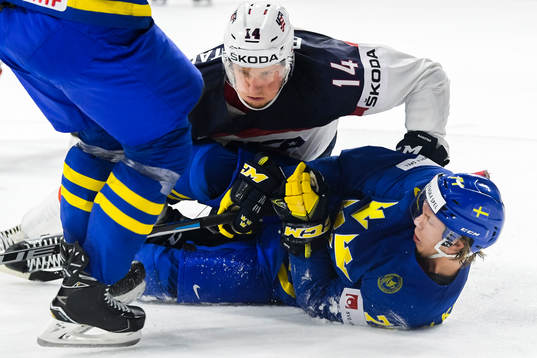 s Nick Bjugstad och Sveriges William Karlsson