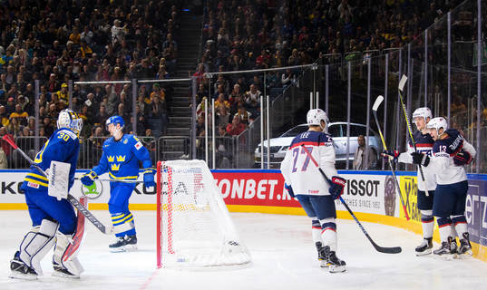 Sveriges målvakt Viktor Fasth och Anton Strålman deppar