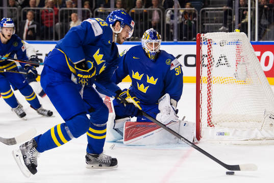 Sveriges Oliver Ekman Larsson och målvakt Viktor Fasth