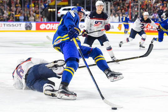 s Daniel Brickley och Sveriges Joakim Nordström
