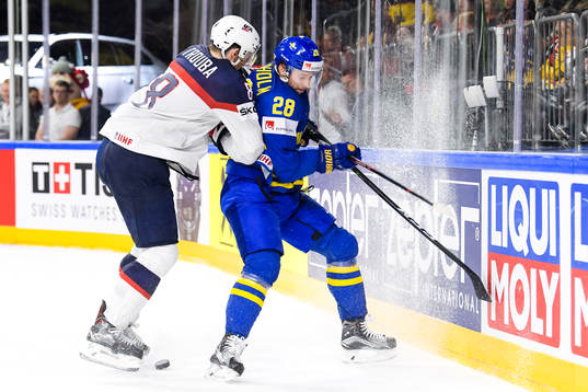 s Jacob Trouba och Sveriges Elias Lindholm
