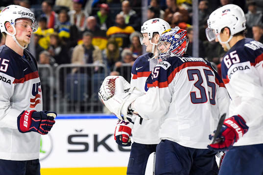 s spelare jublar med målvakt Jimmy Howard