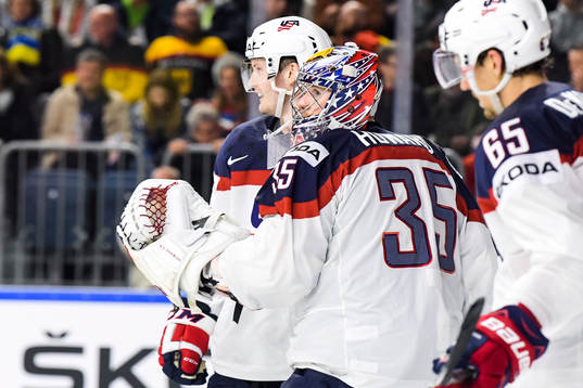 s spelare jublar med målvakt Jimmy Howard