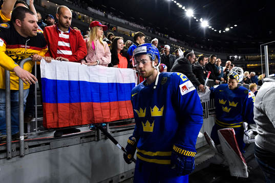 Sveriges Elias Lindholm och målvakt Viktor Fasth deppar