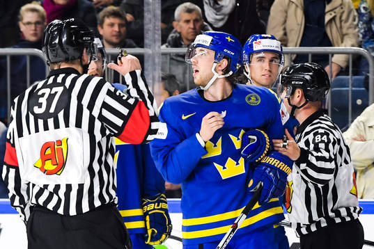 Sveriges Elias Lindholm blir utvisad