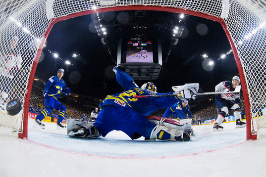 s Clayton Keller (t h) skjuter in 1-1 bakom Sveriges