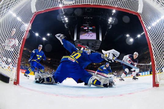 s Clayton Keller (t h) skjuter in 1-1 bakom Sveriges