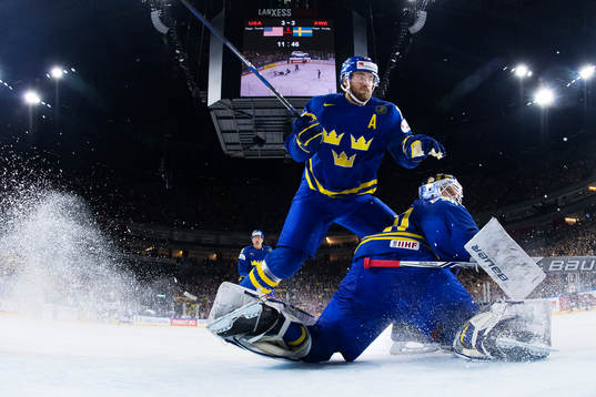 Sveriges Victor Hedman flyger över målvakt Viktor Fasth