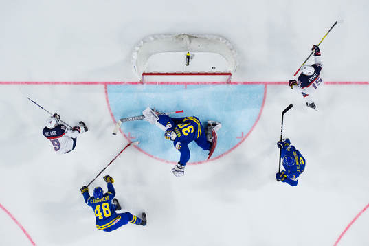 s Clayton Keller och Jack Eichel jublar