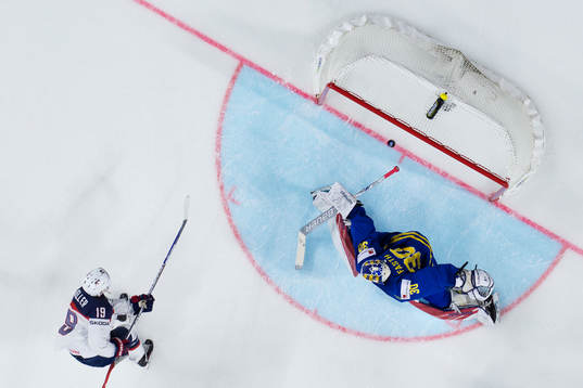 s Clayton Keller skjuter in 1-1 bakom Sveriges målvakt