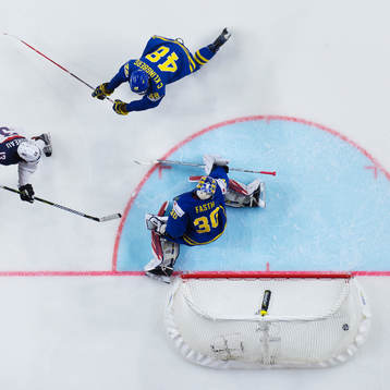 s Johnny Gaudreau gör 3-3 bakom Sveriges målvakt Viktor