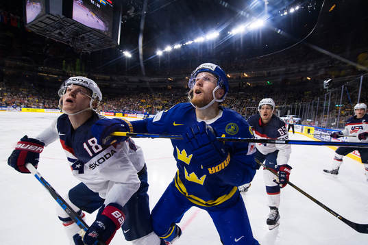 s Christian Dvorak och Sveriges Gabriel Landeskog kollar
