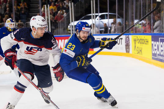 s Noah Hanifin och Sveriges Oliver Ekman Larsson