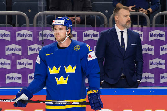 Sveriges Elias Lindholm framför förbundskapten Rikard