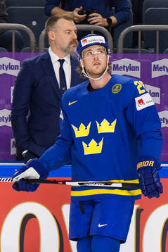 Sveriges Elias Lindholm framför förbundskapten Rikard