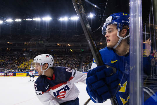 s Danny Dekeyser och Sveriges William Nylander