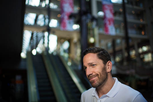 Joel Lundqvist vid en pressträff för Sveriges