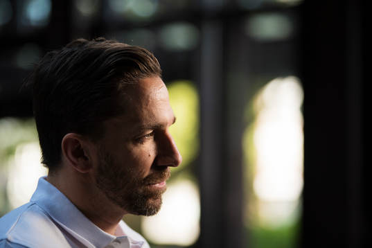 Joel Lundqvist vid en pressträff för Sveriges