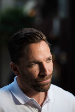 Joel Lundqvist vid en pressträff för Sveriges