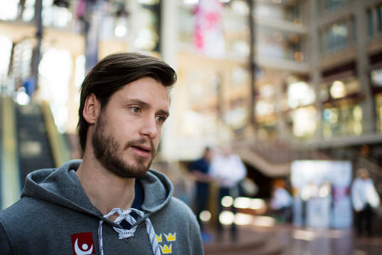 Oliver Ekman Larsson vid en pressträff för Sveriges
