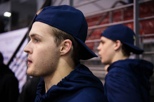 William Nylander framför Joel Eriksson Ek