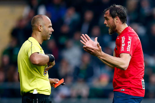 Örgrytes Johan Elmander protesterar hos domare Robert